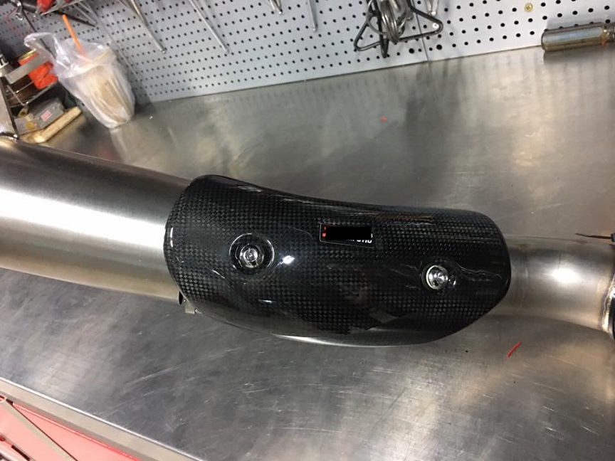 Ốp pô chống nóng Carbon dùng cho mọi loại xe